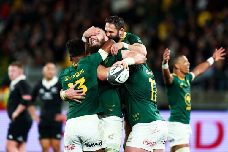 Springboks Ripped Photo Torn to Shreds: Springboks humiliate All Blacks in Wellington ...